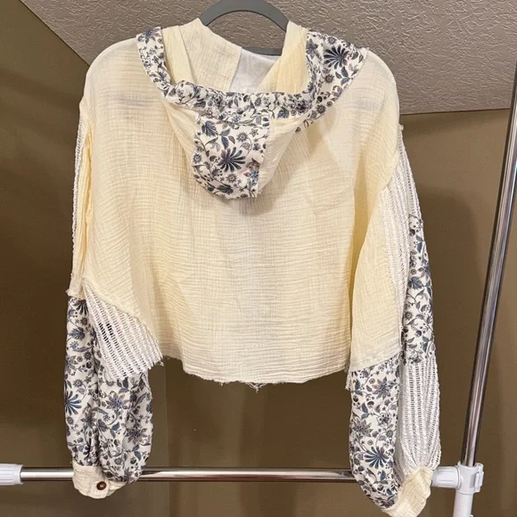 POL Cream Hooded Button-Up Blouse with Blue Floral Trim - Picture 3 of 4